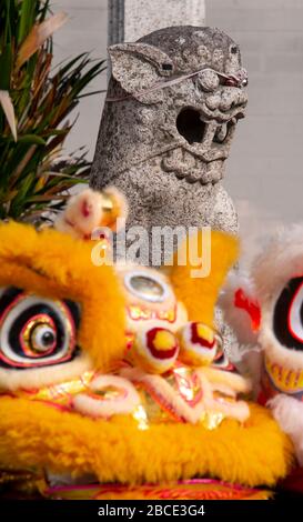 Alte Löwenstatue mit Löwentanz vor dem Tempel in Georgetown World Heritage. Stockfoto