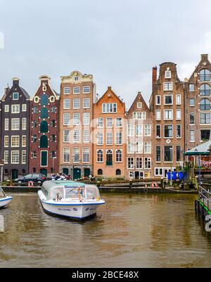 Wasserkanäle von Amsterdam an einem bewölkten Tag. Stockfoto