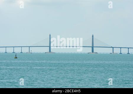 Die Hauptsache war das Cable of Penang Bridge, Malaysia bei blauem Wetter. Stockfoto