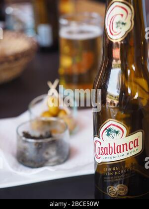 Mittagessen, Casablanca Premium Beer, Medina, Marrakesch, Marokko, Nordafrika Stockfoto