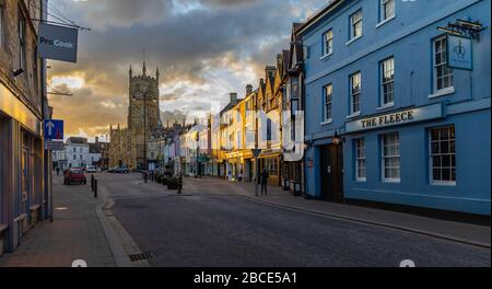 Bilder vom Cirencester Market Place während des Coronavirus Covid -19 mit der Sunsetting auf die farbenfrohen Gebäude treffen.Hauptstadt der Cotswolds. Stockfoto