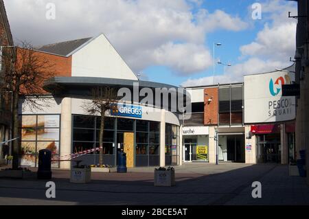 Leerer Pescod Square mit dem Einkaufszentrum GREGGS während der Coronavirus-Lockdown in BOSTON Lincolnshire, Stockfoto