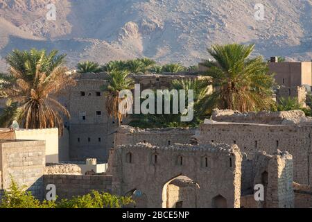 Alte Lehmhäuser sind Teil des lebendigen Gewebes der Vororte der historischen Stadt Nizwa im Oman Stockfoto