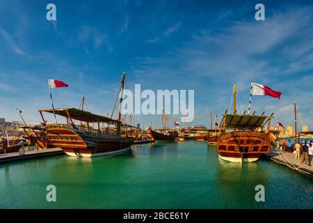 Traditionelle Holzboote (Dhows) am Katara-Strand Katar mit Tageslichtblick mit Katar-Flagge und Wolken am Himmel Stockfoto