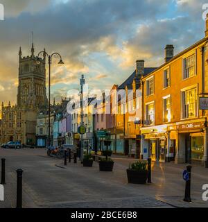 Bilder vom Cirencester Market Place während des Coronavirus Covid -19 mit der Sunsetting auf die farbenfrohen Gebäude treffen.Hauptstadt der Cotswolds. Stockfoto