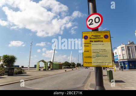 Southend-on-Sea, Großbritannien. April 2020. Marine Parade, Southend-on-Sea, während der COVID-19-Pandemie. Ein gelber Hinweis auf die Parkaufhängung zeigt vorübergehende Einschränkungen für die Eventlogistik an. Das Meer ist ruhig, mit sichtbarer sozialer Distanz und reduziertem Verkehr. Die Maßnahmen spiegeln die Durchsetzung der Lockdown und Reisebeschränkungen während der Pandemie wider. Penelope Barritt/Alamy Live News Stockfoto