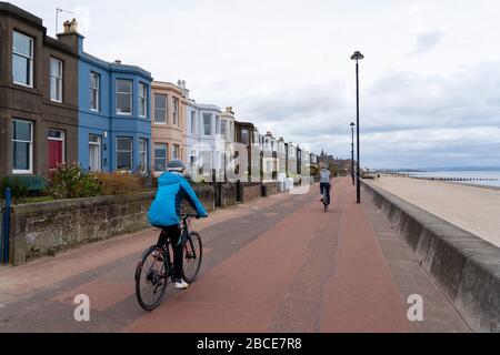 Portobello, Edinburgh, Schottland, Großbritannien. April 2020. Am zweiten Wochenende des Coronavirus Sperrens in Großbritannien liegt die Promenade in Portobello völlig leer, abgesehen von einigen Leuten, die ihre erlaubte tägliche Übung im Freien machen. Iain Masterton/Alamy Live News Stockfoto