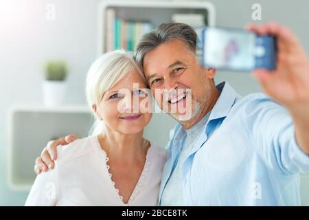 Älteres paar nehmen selfie Stockfoto