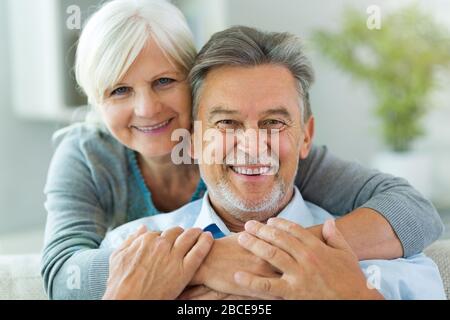 Älteres Paar zu Hause entspannen Stockfoto