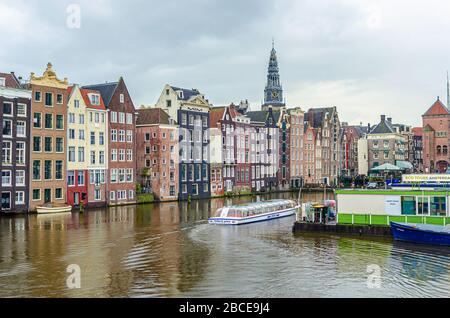 Wasserkanäle von Amsterdam an einem bewölkten Tag. Stockfoto