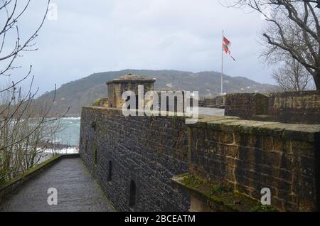 San Sebastian-Donostia im Baskenland, Spanien, an der Atlantik Küste: Baskische Flagge auf der Festung Stockfoto