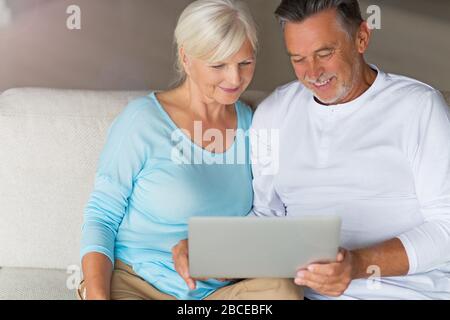 Älteres Paar mit laptop Stockfoto