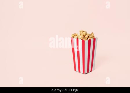 Film Popcorn in gestreiften Löffel auf weißem Hintergrund. Stockfoto