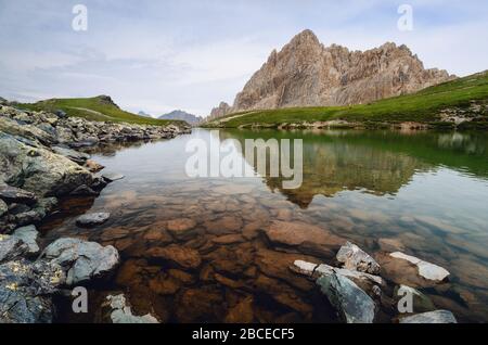 Die Rocca La Meja, berühmte Berggipfel in den Alpen des Piemont, italien, mit dem nahe gelegenen See und Reflexionen auf der Wasseroberfläche Stockfoto