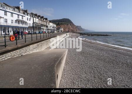 Sidmouth, Devon, 4. April 2020 da die Osterzeit beginnt, sind Strände, die normalerweise mit Besuchern gefüllt sein würden, in Sidmouth, Devon leer, da die Menschen die Botschaft "Day at Home" im Licht der Coronavirus Covid 19-Pandemie beobachten. Credit: Photo Central/Alamy Live News Stockfoto