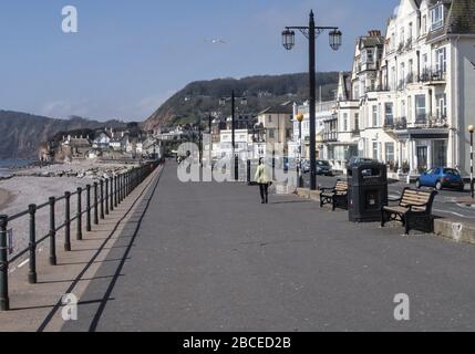 Sidmouth, Devon, 4. April 2020 mit Beginn der Osterzeit ist Siodmouth Esplanade unheimlich leer, da die Menschen die Botschaft "Day at Home" angesichts der Coronavirus Covid 19-Pandemie beobachten. Credit: Photo Central/Alamy Live News Stockfoto