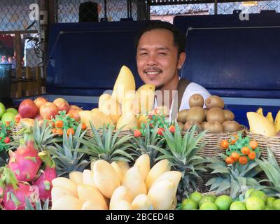 Thailändische Früchte. Obstmarkt. Traditionelle Verkaufsstände mit farbenfrohen Früchten, die in Khao Lak - Thailand ausgestellt sind. Vollbild. Fühlen Sie sich gut. Stockfoto