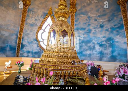 Platz für das Angebot in einem thailändischen buddhistischen Tempel Stockfoto