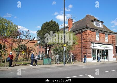 Chingford, London, Großbritannien. April 2020. Käufer warten auf Vorräte bei einem lokalen Chemiker in Station Road, Chingford, London, England. April 2020 (Foto von Mitchell Gunn/Espa-Images) Credit: European Sports Photographic Agency/Alamy Live News Stockfoto