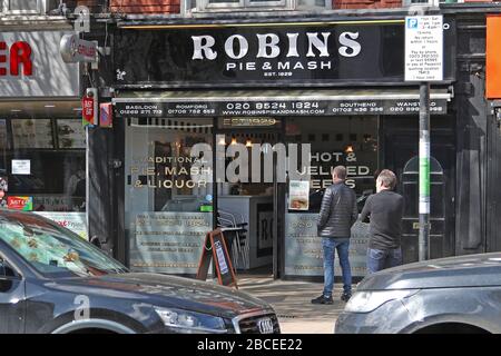 Chingford, London, Großbritannien. April 2020. Die Kunden warten in einem lokalen Geschäft auf Station Road, Chingford, London, England, auf das Mitnehmen von Pie und Maschen einer traditionellen Londoner Mahlzeit. April 2020 (Foto von Mitchell Gunn/Espa-Images) Credit: European Sports Photographic Agency/Alamy Live News Stockfoto