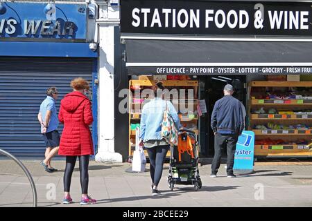 Chingford, London, Großbritannien. April 2020. Käufer warten in einem lokalen Geschäft auf Station Road, Chingford, London, England. April 2020 (Foto von Mitchell Gunn/Espa-Images) Credit: European Sports Photographic Agency/Alamy Live News Stockfoto