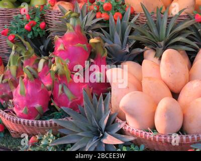 Thailändische Früchte. Obstmarkt. Traditionelle Verkaufsstände mit farbenfrohen Früchten, die in Khao Lak - Thailand ausgestellt sind. Vollbild. Fühlen Sie sich gut. Stockfoto