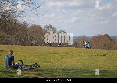 Chingford, London, Großbritannien. April 2020. Eine allgemeine Ansicht von Epping Forest, während die Menschen ihre tägliche Übung in High Beech Loughton, England, durchführen. April 2020 (Foto von Mitchell Gunn/Espa-Images) Credit: European Sports Photographic Agency/Alamy Live News Stockfoto