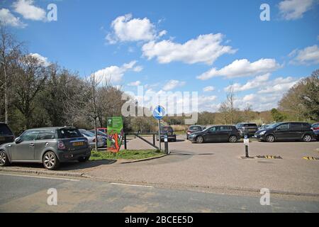 Chingford, London, Großbritannien. April 2020. Ein Parkplatz am Connaught Waters, einem See im Epping Forest, London, England. April 2020 (Foto von Mitchell Gunn/Espa-Images) Credit: European Sports Photographic Agency/Alamy Live News Stockfoto