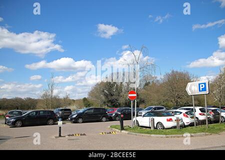 Chingford, London, Großbritannien. April 2020. Ein Parkplatz am Connaught Waters, einem See im Epping Forest, London, England. April 2020 (Foto von Mitchell Gunn/Espa-Images) Credit: European Sports Photographic Agency/Alamy Live News Stockfoto