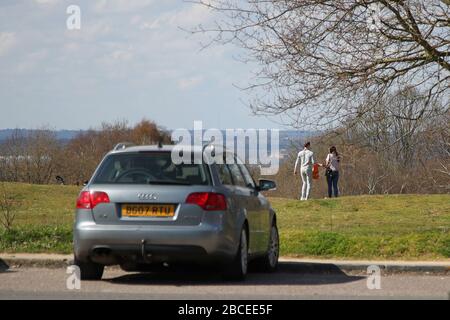 Chingford, London, Großbritannien. April 2020. Ein Paar mit einem Picknicksack, das von einem öffentlichen Parkplatz in Epping Forest entfernt ist, um ihre tägliche Übung in High Beech, Loughton, England durchzuführen. April 2020 (Foto von Mitchell Gunn/Espa-Images) Credit: European Sports Photographic Agency/Alamy Live News Stockfoto