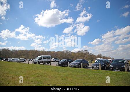 Chingford, London, Großbritannien. April 2020. Der öffentliche Parkplatz, der von Menschen genutzt wird, die nach Epping Forest fahren, um ihre tägliche Übung in High Beech Loughton, England, durchzuführen. April 2020 (Foto von Mitchell Gunn/Espa-Images) Credit: European Sports Photographic Agency/Alamy Live News Stockfoto