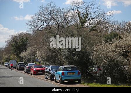 Chingford, London, Großbritannien. April 2020. Autos parkten an der Bordsteinkante in der Nähe von Connaught Waters, einem See im Epping Forest, London, England. April 2020 (Foto von Mitchell Gunn/Espa-Images) Credit: European Sports Photographic Agency/Alamy Live News Stockfoto