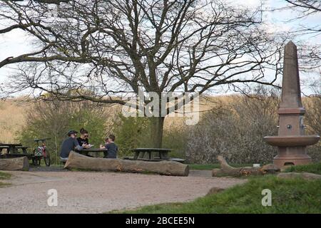 Chingford, London, Großbritannien. April 2020. Ein Familienurlaub für ein Picknick in Butlers Retreat, in Epping Forest, Chingford, London, England. April 2020 (Foto von Mitchell Gunn/Espa-Images) Credit: European Sports Photographic Agency/Alamy Live News Stockfoto