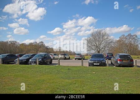 Chingford, London, Großbritannien. April 2020. Der öffentliche Parkplatz, der von Menschen genutzt wird, die nach Epping Forest fahren, um ihre tägliche Übung in High Beech Loughton, England, durchzuführen. April 2020 (Foto von Mitchell Gunn/Espa-Images) Credit: European Sports Photographic Agency/Alamy Live News Stockfoto