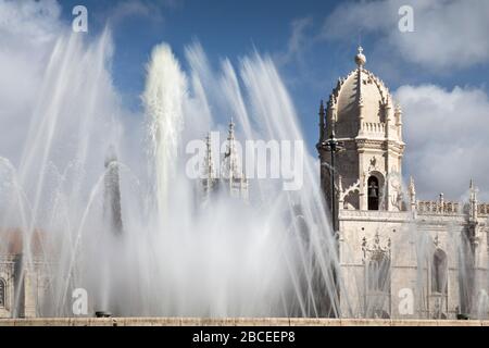 Brunnen in Jardim da Praça do Impéro mit Kloster Jerónimos (Mosteiro dos Jerónimos) im Hintergrund, Lissabon Stockfoto