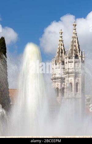 Brunnen in Jardim da Praça do Impéro mit Kloster Jerónimos (Mosteiro dos Jerónimos) im Hintergrund, Lissabon Stockfoto