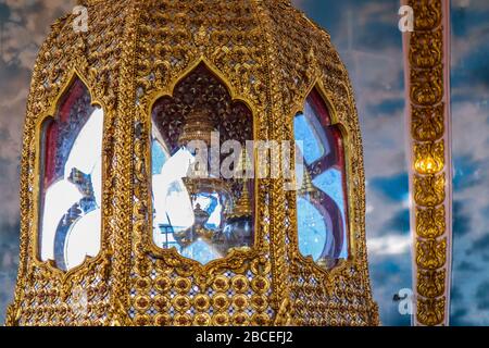 Dekorelement in einem thailändischen buddhistischen Tempel Stockfoto