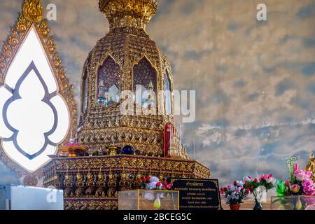 Platz für das Angebot in einem thailändischen buddhistischen Tempel Stockfoto