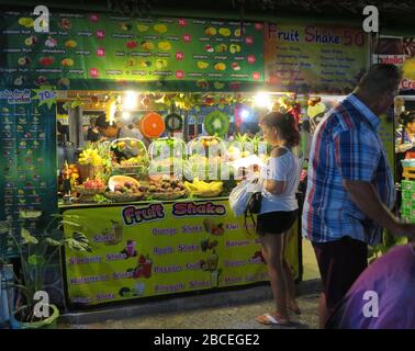 Thailändische Früchte. Obstmarkt. Traditionelle Verkaufsstände mit farbenfrohen Früchten, die in Khao Lak - Thailand ausgestellt sind. Vollbild. Fühlen Sie sich gut. Stockfoto