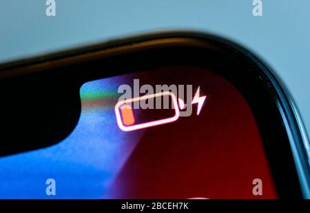 Akku leer, Akkuanzeige, Akku, iPhone, iOS, Smartphone, Display, Nahaufnahme, Details Stockfoto