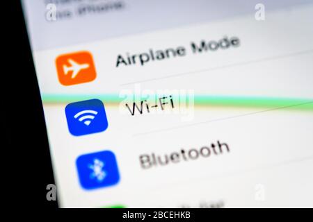 W-LAN- und Wi-Fi-Einstellungen auf einem iPhone, iOS, Smartphone, Display, Nahaufnahme, Detail Stockfoto