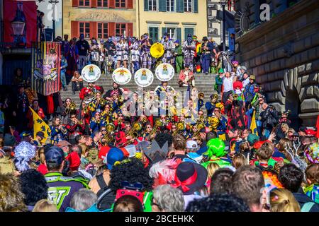 Guggenmusiker spielen Musik in der Altstadt, Karneval, Guedismaentig, Luzerner Karneval, Luzerner, Schweiz Stockfoto