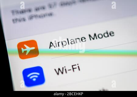 Flugmodus, W-LAN und Wi-Fi, Einstellungen auf einem iPhone, iOS, Smartphone, Display, Nahaufnahme, Details Stockfoto