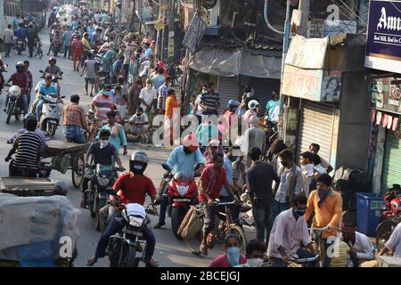 Kolkata, Indien. April 2020. Heute ist der 13. Tag der landesweiten vollständigen Sperrung, die von der Zentralregierung verurteilt wurde, um die Ausbreitung des Corona-Virus im ganzen Land zu mildern. Die Anzahl der COVID19-Fälle hat bereits 3000 überschritten. Es gibt immer noch Menschenmassen in verschiedenen Teilen Kolkatas. Jeden Morgen bringen die Bauern Gemüse auf die Märkte und es werden Menschenmassen beobachtet. Bis auf einige Orte halten sich die Menschen nicht gegenseitig Abstand. Kredit: Pacific Press Agency/Alamy Live News Stockfoto