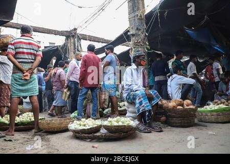 Kolkata, Indien. April 2020. Heute ist der 13. Tag der landesweiten vollständigen Sperrung, die von der Zentralregierung verurteilt wurde, um die Ausbreitung des Corona-Virus im ganzen Land zu mildern. Die Anzahl der COVID19-Fälle hat bereits 3000 überschritten. Es gibt immer noch Menschenmassen in verschiedenen Teilen Kolkatas. Jeden Morgen bringen die Bauern Gemüse auf die Märkte und es werden Menschenmassen beobachtet. Bis auf einige Orte halten sich die Menschen nicht gegenseitig Abstand. Kredit: Pacific Press Agency/Alamy Live News Stockfoto
