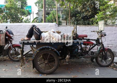 Kolkata, Indien. April 2020. Heute ist der 13. Tag der landesweiten vollständigen Sperrung, die von der Zentralregierung verurteilt wurde, um die Ausbreitung des Corona-Virus im ganzen Land zu mildern. Die Anzahl der COVID19-Fälle hat bereits 3000 überschritten. Es gibt immer noch Menschenmassen in verschiedenen Teilen Kolkatas. Jeden Morgen bringen die Bauern Gemüse auf die Märkte und es werden Menschenmassen beobachtet. Bis auf einige Orte halten sich die Menschen nicht gegenseitig Abstand. Kredit: Pacific Press Agency/Alamy Live News Stockfoto