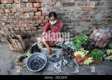 Kolkata, Indien. April 2020. Heute ist der 13. Tag der landesweiten vollständigen Sperrung, die von der Zentralregierung verurteilt wurde, um die Ausbreitung des Corona-Virus im ganzen Land zu mildern. Die Anzahl der COVID19-Fälle hat bereits 3000 überschritten. Es gibt immer noch Menschenmassen in verschiedenen Teilen Kolkatas. Jeden Morgen bringen die Bauern Gemüse auf die Märkte und es werden Menschenmassen beobachtet. Bis auf einige Orte halten sich die Menschen nicht gegenseitig Abstand. Kredit: Pacific Press Agency/Alamy Live News Stockfoto