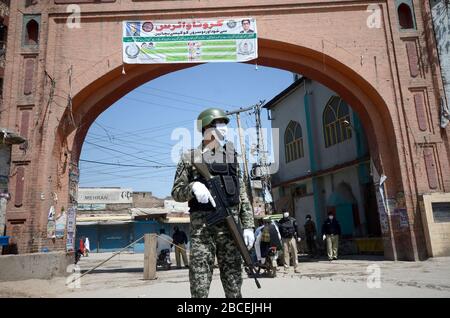 Peschawar, Pakistan. April 2020. Sicherheitsbeamte sind sehr aufmerksam, um Untoward Incident zu vermeiden und haben während der landesweiten Sperrzeit die Rechts- und Ordnungslage aufrechterhalten, da sie in Corona-Virusfällen als präventive Maßnahme gegen die Verbreitung des Corona-Virus (COVID-19) zunehmen. (Foto von Hussain Ali/Pacific Press) Credit: Pacific Press Agency/Alamy Live News Stockfoto