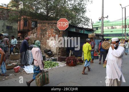 Kolkata, Indien. April 2020. Heute ist der 13. Tag der landesweiten vollständigen Sperrung, die von der Zentralregierung verurteilt wurde, um die Ausbreitung des Corona-Virus im ganzen Land zu mildern. Die Anzahl der COVID19-Fälle hat bereits 3000 überschritten. Es gibt immer noch Menschenmassen in verschiedenen Teilen Kolkatas. Jeden Morgen bringen die Bauern Gemüse auf die Märkte und es werden Menschenmassen beobachtet. Bis auf einige Orte halten sich die Menschen nicht gegenseitig Abstand. Kredit: Pacific Press Agency/Alamy Live News Stockfoto