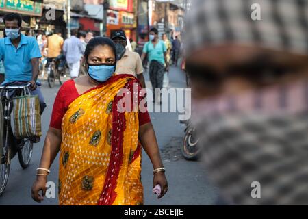 Kolkata, Indien. April 2020. Heute ist der 13. Tag der landesweiten vollständigen Sperrung, die von der Zentralregierung verurteilt wurde, um die Ausbreitung des Corona-Virus im ganzen Land zu mildern. Die Anzahl der COVID19-Fälle hat bereits 3000 überschritten. Es gibt immer noch Menschenmassen in verschiedenen Teilen Kolkatas. Jeden Morgen bringen die Bauern Gemüse auf die Märkte und es werden Menschenmassen beobachtet. Bis auf einige Orte halten sich die Menschen nicht gegenseitig Abstand. Kredit: Pacific Press Agency/Alamy Live News Stockfoto